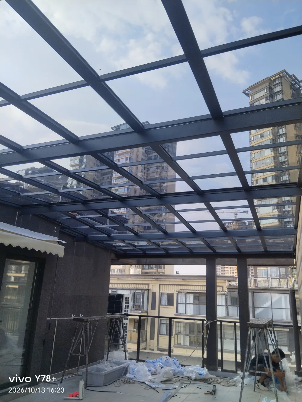 铝合金PC板顶楼通道实景-高层楼顶PC板顶棚与城市背景