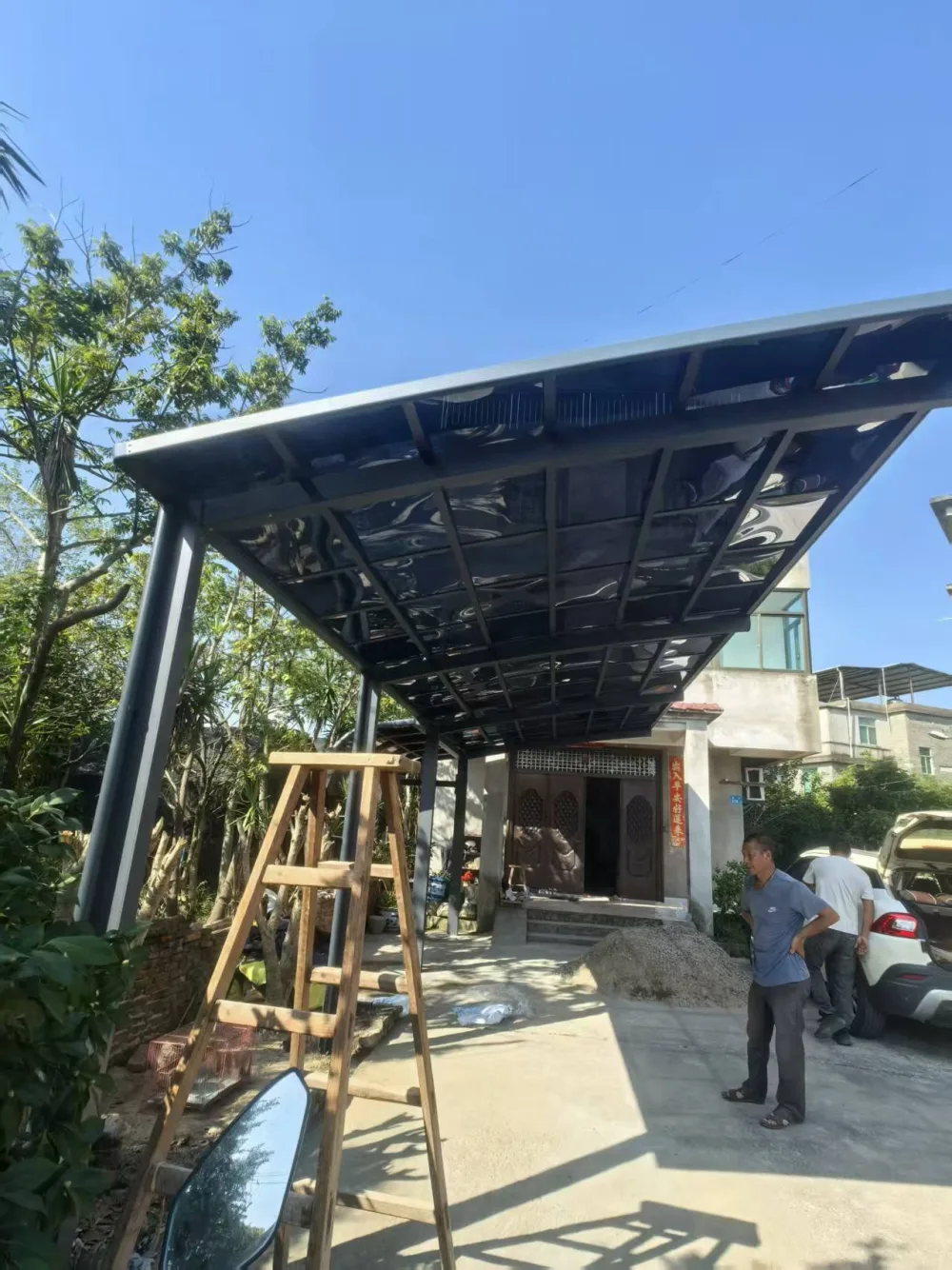 铝合金PC板单边车棚实景-靠墙单边布置与中间立柱