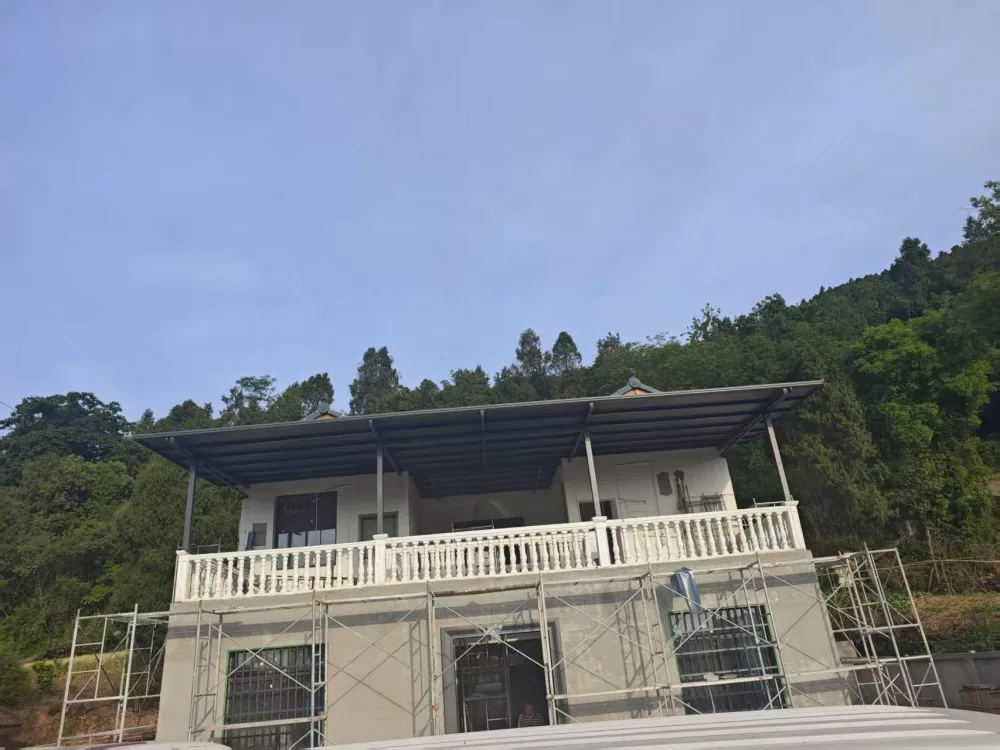 别墅长城板阳台雨棚实景-顶面与坡瓦屋顶的层次关系